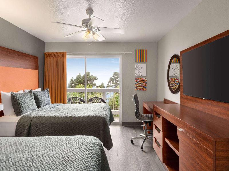 QUADRUPLE OCEAN VIEW TWO QUEEN BEDS