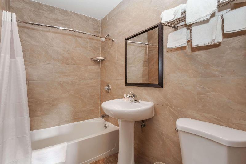 Travelodge by Wyndham Jersey City image