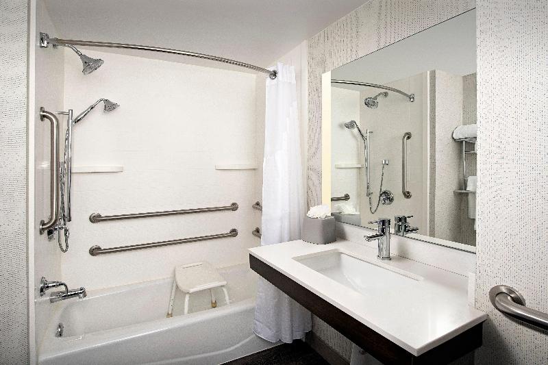Holiday Inn Express & Suites Baltimore BWI Airport image