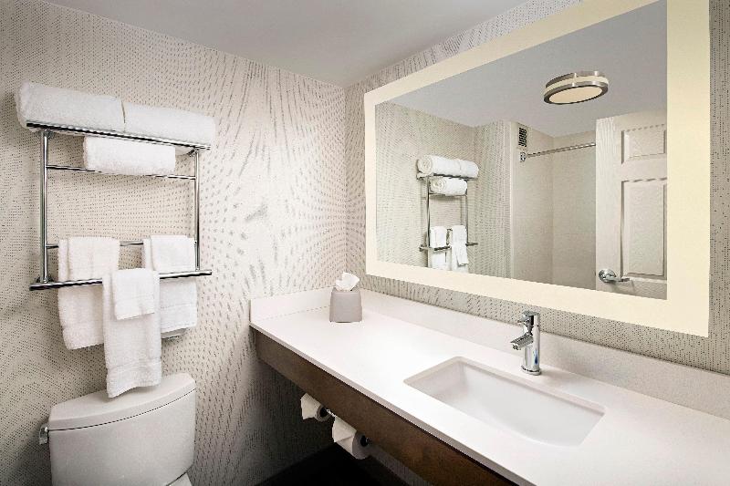 Holiday Inn Express & Suites Baltimore BWI Airport image