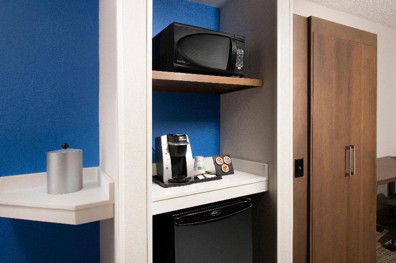Holiday Inn Express & Suites Baltimore BWI Airport image