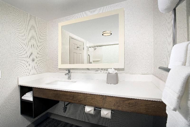 Holiday Inn Express & Suites Baltimore BWI Airport image