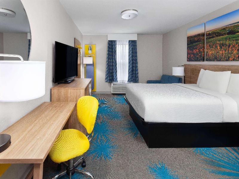 Days Inn & Suites by Wyndham Sellersburg image