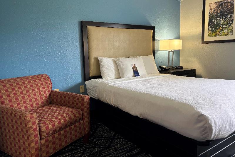 Baymont by Wyndham Litchfield image