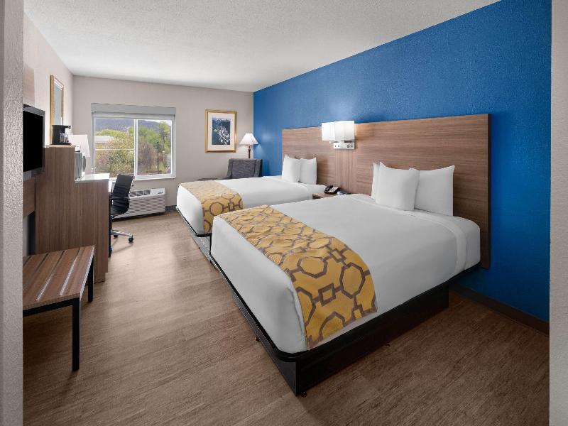 QUADRUPLE TWO QUEEN BEDS — photo 4