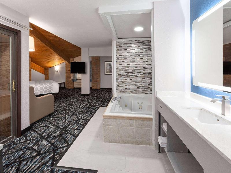 Baymont by Wyndham Warrenton image