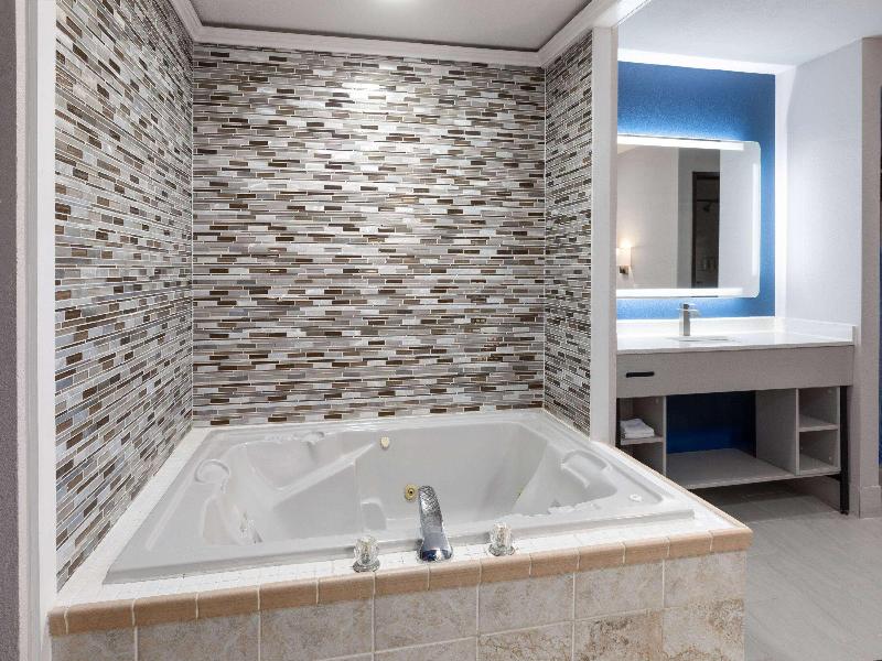 Baymont by Wyndham Warrenton image