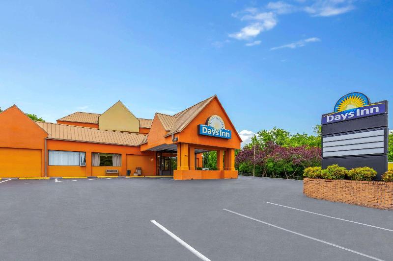 Days Inn By Wyndham Knoxville East image