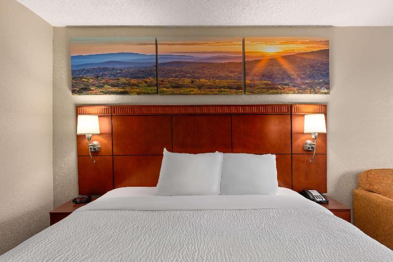 Days Inn By Wyndham Knoxville East image