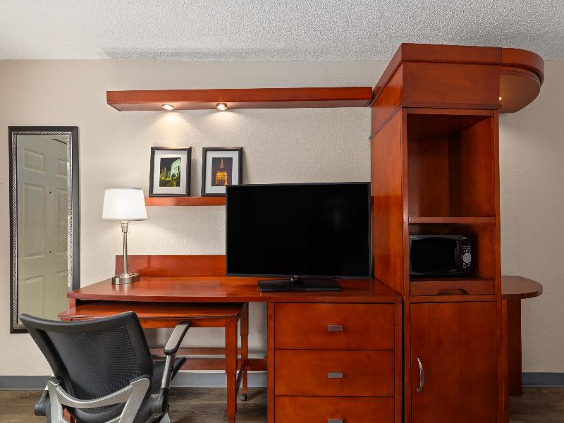 Days Inn By Wyndham Knoxville East image