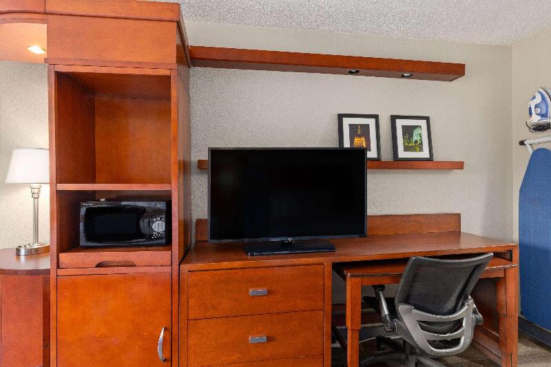 Days Inn By Wyndham Knoxville East image