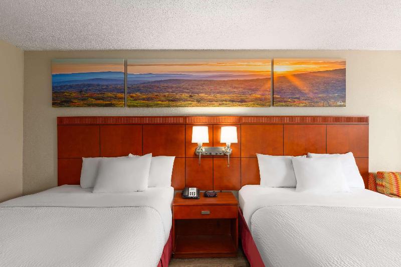 Days Inn By Wyndham Knoxville East image
