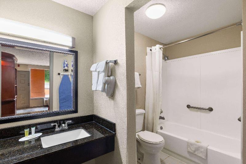 Days Inn By Wyndham Knoxville East image