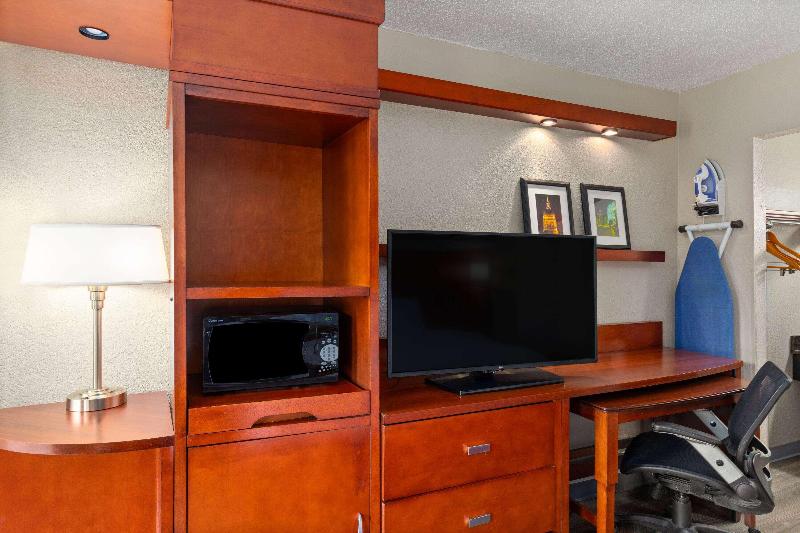Days Inn By Wyndham Knoxville East image