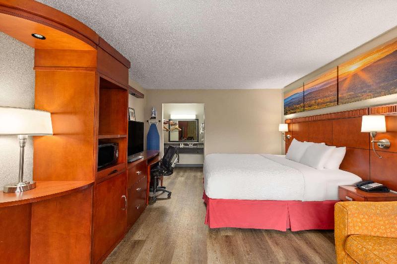 Days Inn By Wyndham Knoxville East image