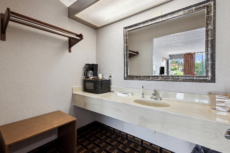 Relax inn by OYO Greeneville Near Hwy US-321 image