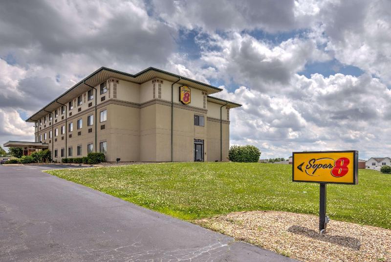 Super 8 by Wyndham Waterloo image