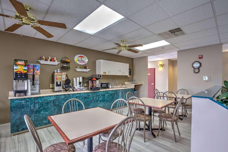 Super 8 by Wyndham Waterloo image