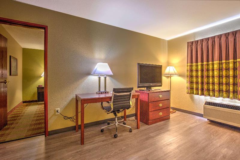 Super 8 by Wyndham Waterloo image