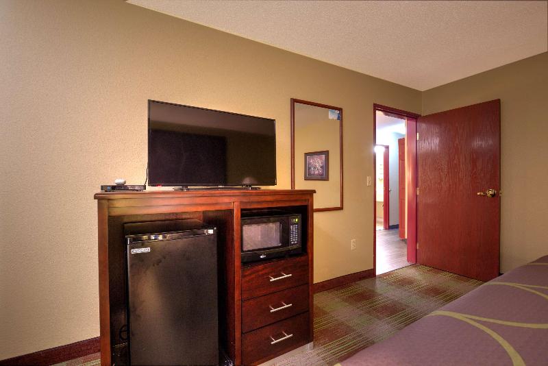 Super 8 by Wyndham Waterloo image