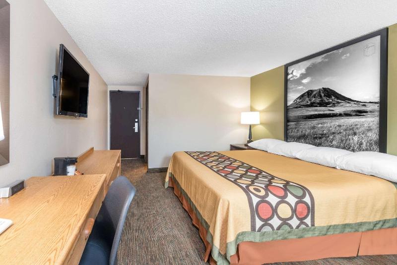 Super 8 by Wyndham Pierre SD image 5