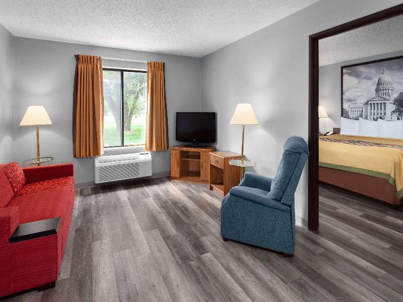 Super 8 by Wyndham Sun Prairie/Madison E image