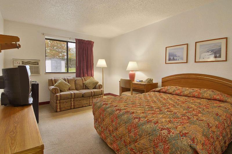 Super 8 by Wyndham New Castle image