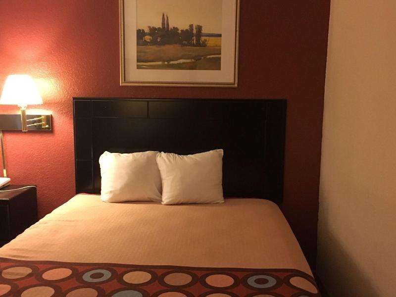 Super 8 by Wyndham New Castle image