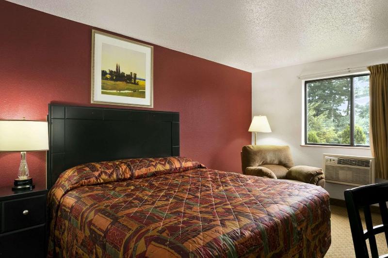 Super 8 by Wyndham New Castle image