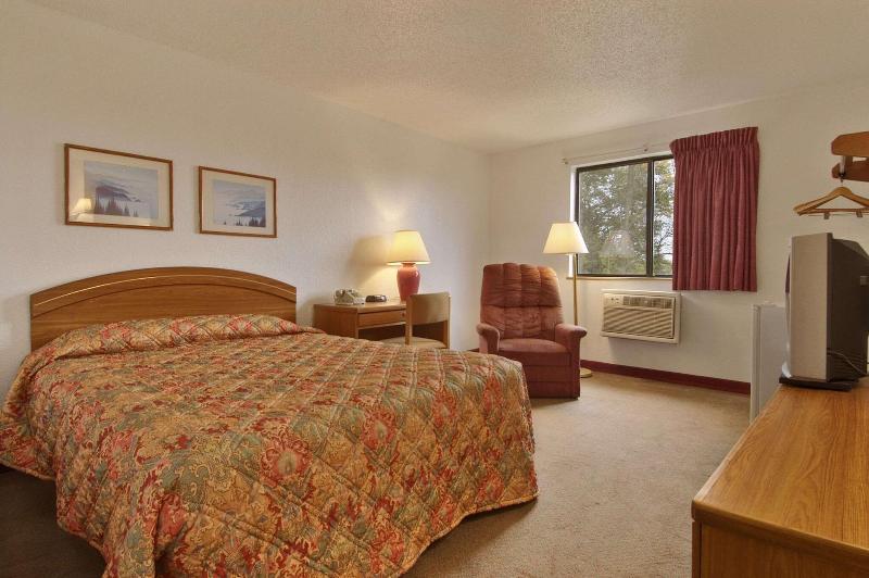 Super 8 by Wyndham New Castle image