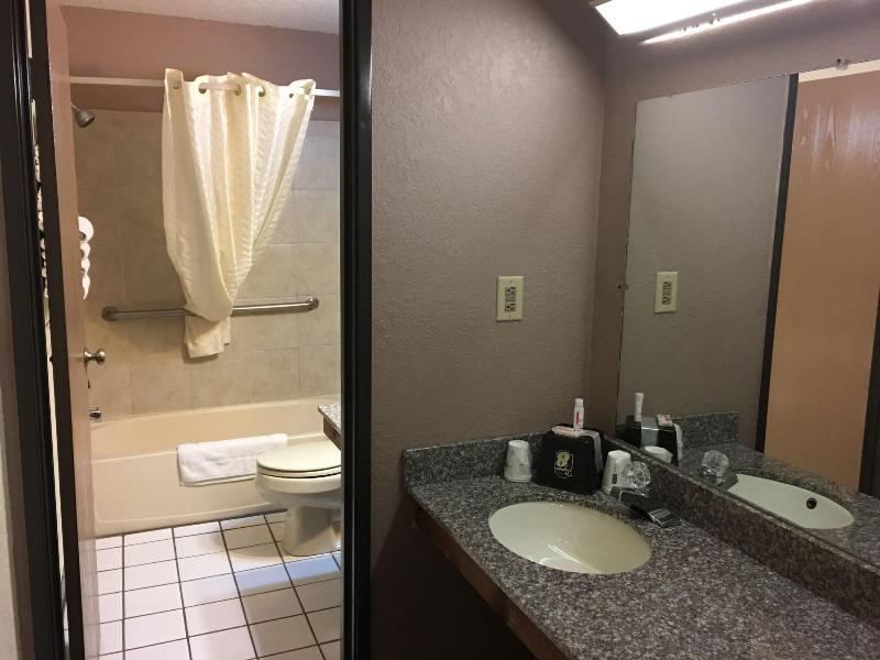 Super 8 by Wyndham New Castle image