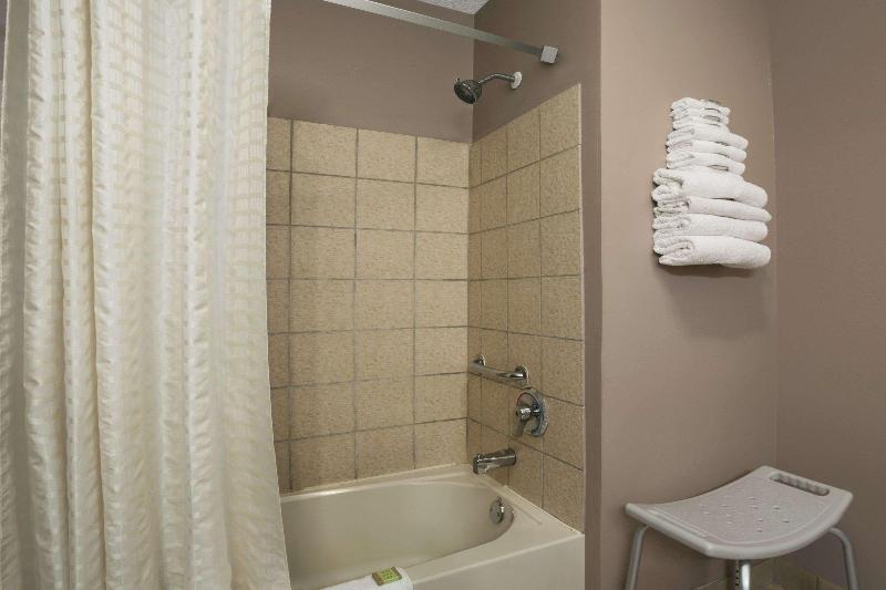 Super 8 by Wyndham New Castle image
