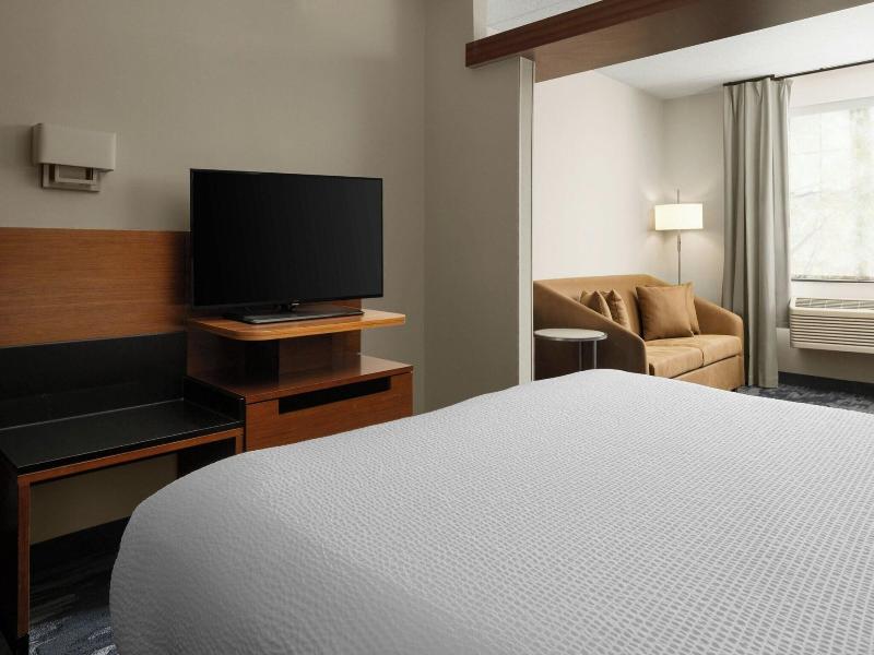 STUDIO EXECUTIVE KING BED