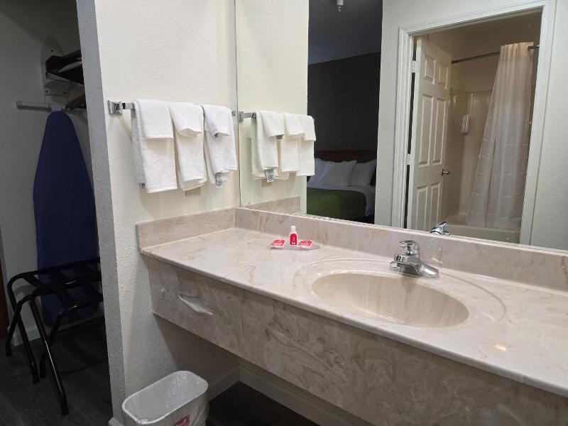 Econo Lodge Villa Rica image