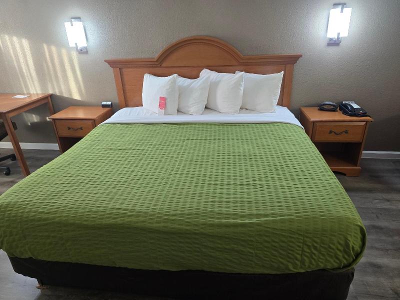 Econo Lodge Villa Rica image