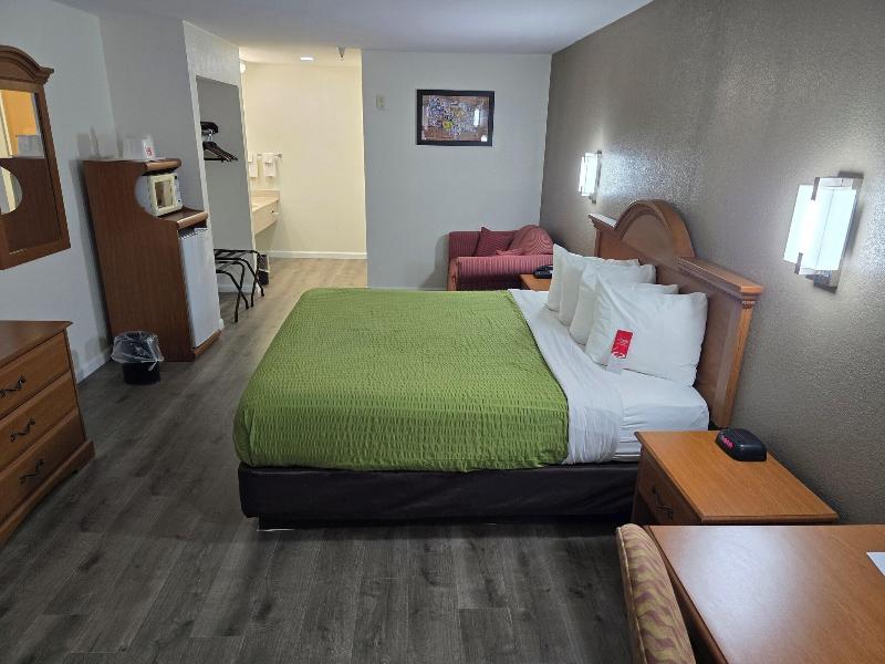 Econo Lodge Villa Rica image