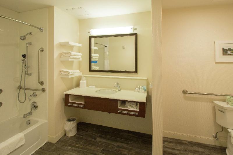 Hampton Inn & Suites Cazenovia image