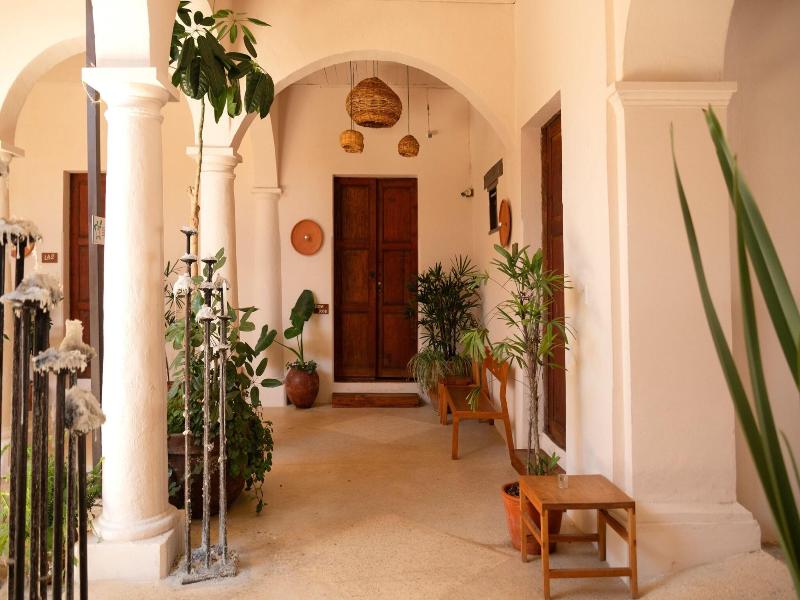Sereno Art Hotel image