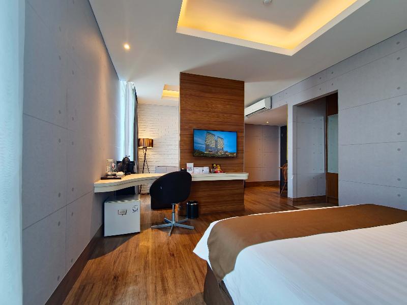 Luminor Hotel Jemursari image