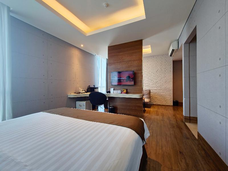 Luminor Hotel Jemursari image