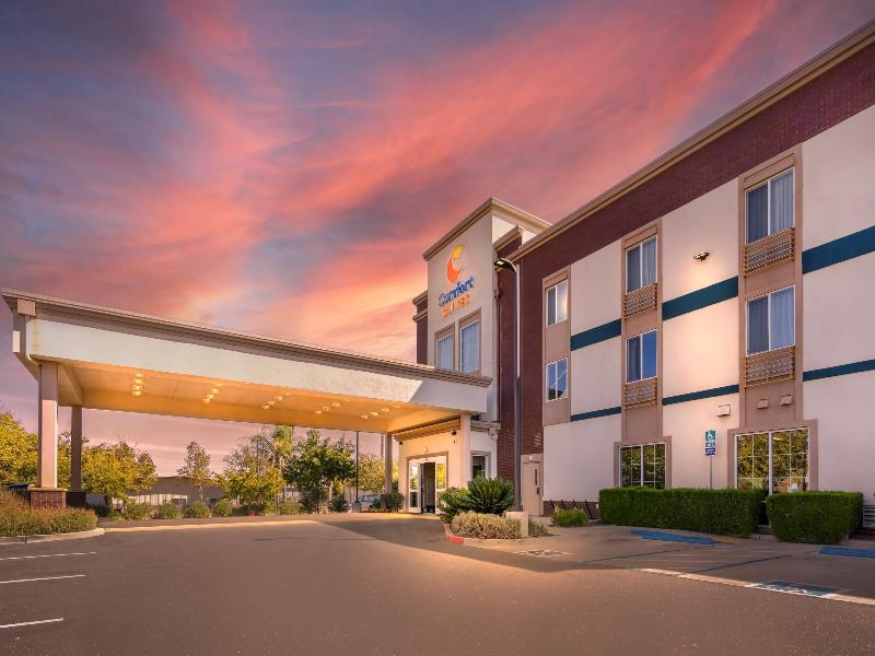 Comfort Suites Woodland - Sacramento Airport image