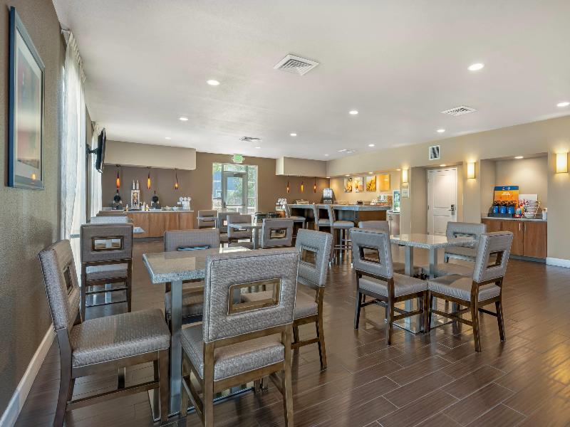 Comfort Suites Woodland - Sacramento Airport image