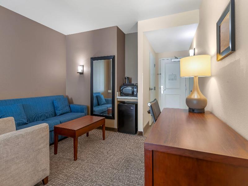 Comfort Suites Woodland - Sacramento Airport image