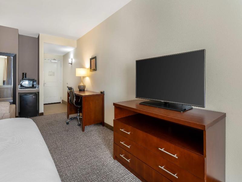 Comfort Suites Woodland - Sacramento Airport image
