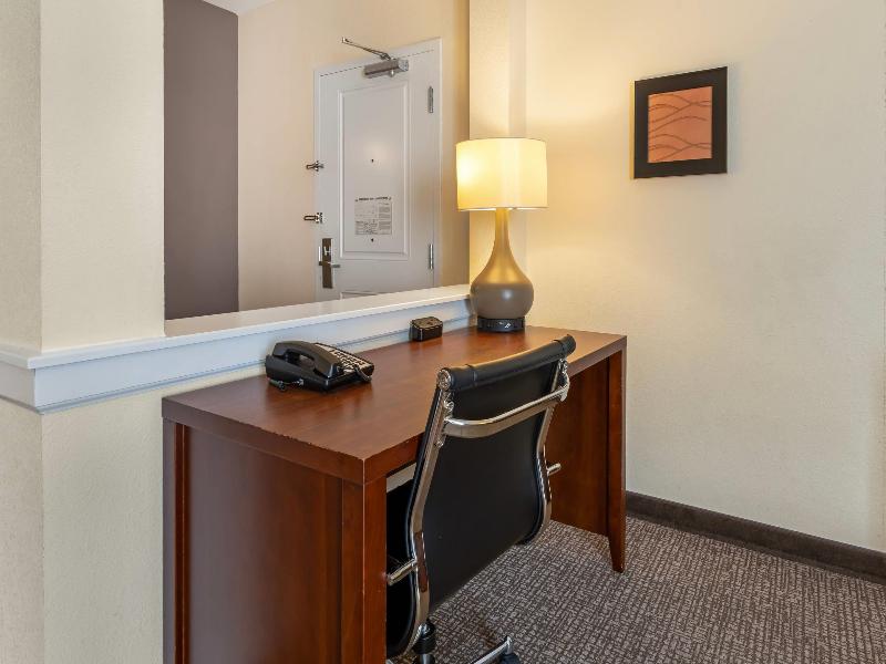 Comfort Suites Woodland - Sacramento Airport image