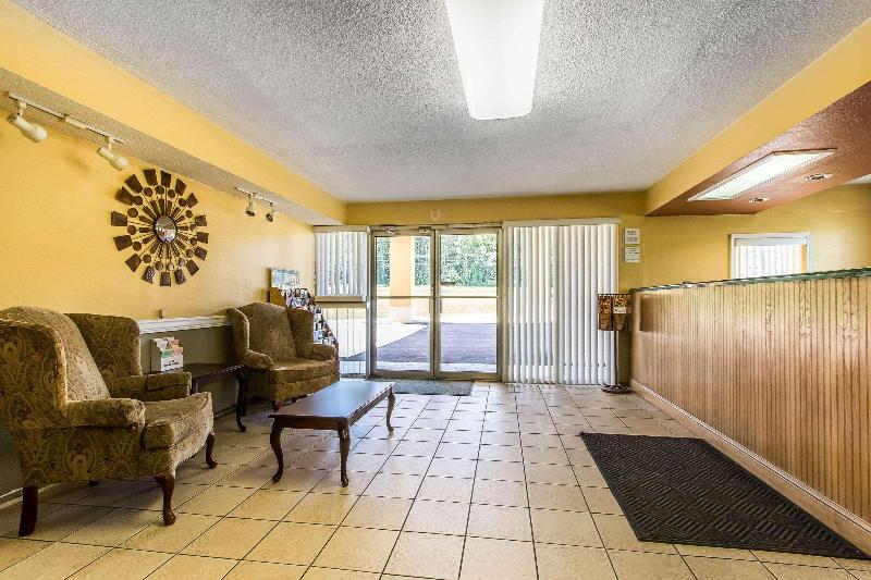 Econo Lodge Scottsboro Area image