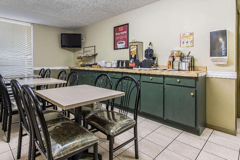 Econo Lodge Scottsboro Area image