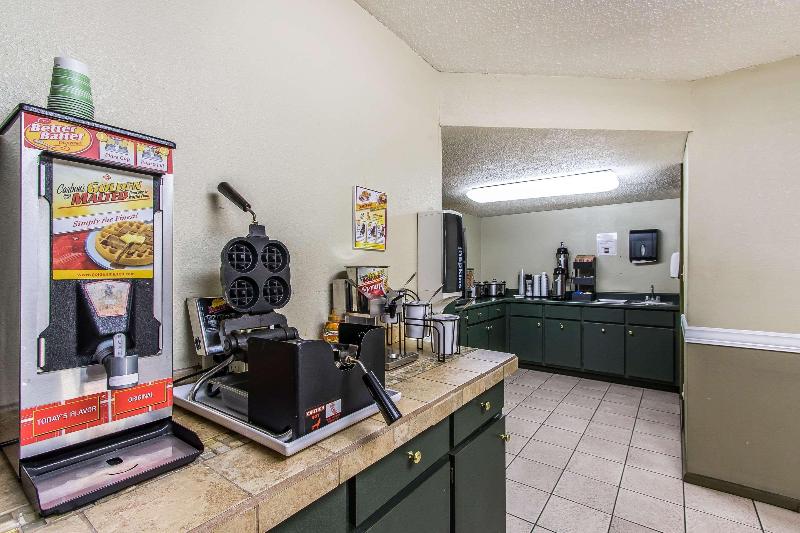Econo Lodge Scottsboro Area image