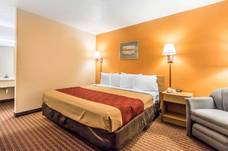 Econo Lodge Scottsboro Area image