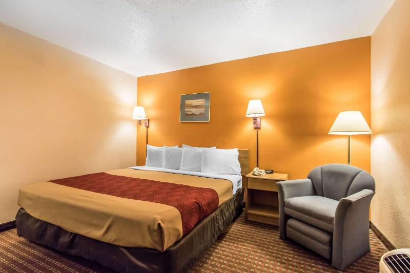 Econo Lodge Scottsboro Area image